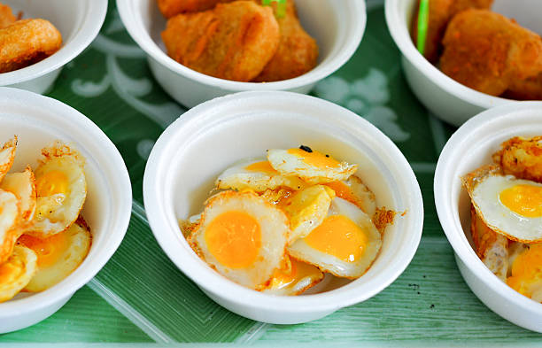 Jajka smażone Egzotyczny jedzenie w mini pot – zdjęcie