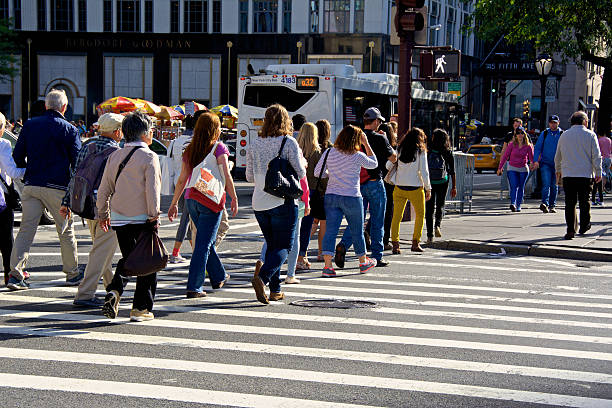 vida urbana, a cidade de nova york, pedestres atravessando manhattan interseção - editorial shadow new york city manhattan - fotografias e filmes do acervo