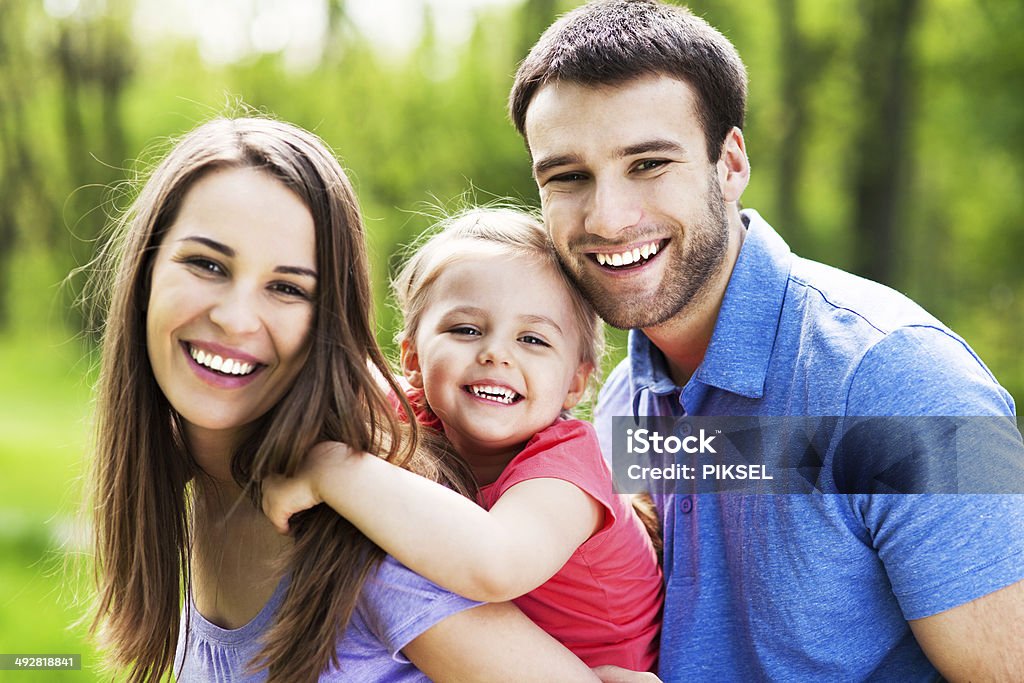 Familia feliz al aire libre - Foto de stock de Familia con un hijo libre de derechos