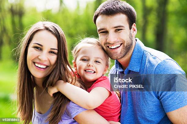 Familia Feliz Al Aire Libre Foto de stock y más banco de imágenes de Familia con un hijo - Familia con un hijo, Abrazar, Adulto