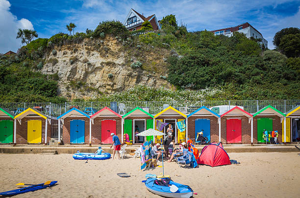 밝은 페인트 플라주 헛 및 가족 시사이드 선샤인 england - beach hut jurassic coast world heritage site english culture beach 뉴스 사진 이미지