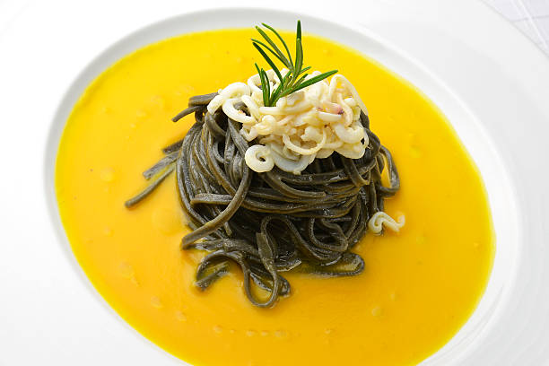 teller pasta und fisch - portion pumpkin vegetable black stock-fotos und bilder