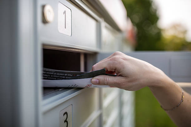 abholen der mail an post mailbox - mailbox mail box side view stock-fotos und bilder