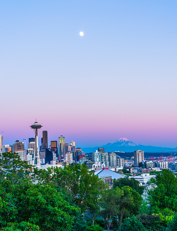 Seattle skyline with Mount Rainier in the background during sunset.