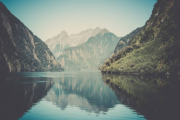 ミルフォード音風景、south island ,new zealand - te anau ストックフォトと画像