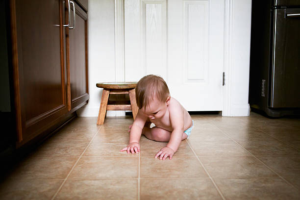 baby is grasping piccolo le briciole in cucina - babyproof foto e immagini stock