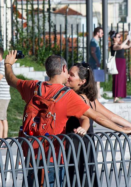 deux embrasser touristiques en faisant un selfie - santa catarina lisbonne photos et images de collection