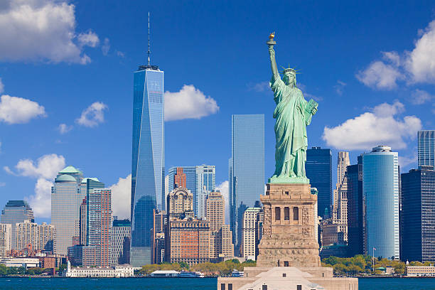 ニューヨークの街並みと自由の女神、ワールドトレードセンターもご利用いただけます。 - new york city skyline new york state freedom ストックフォトと画像