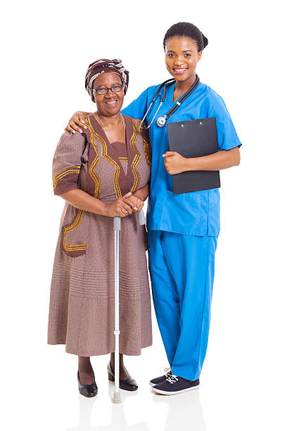 infirmière africaine et patient senior - full length clipboard african ethnicity black photos et images de collection