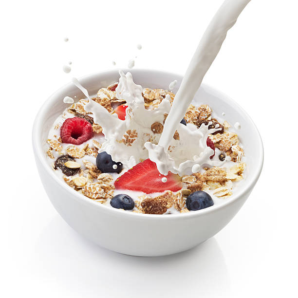 мюсли с молоком - milk breakfast berry fruit granola стоковые фото и изображения
