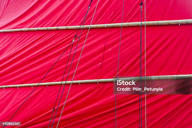 Velero Rojo Foto de stock y más banco de imágenes de Artesanía - Artesanía, Bambú - Material, Bandera