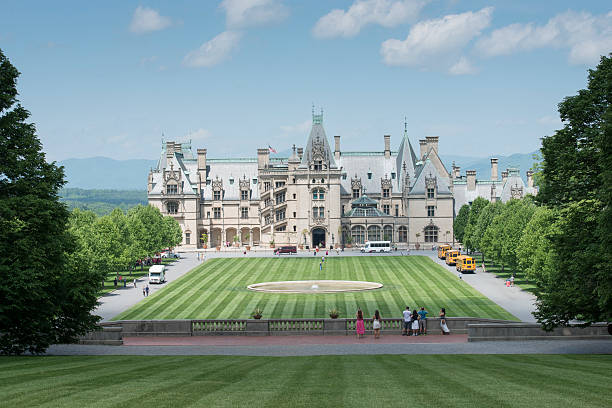 ankunft in biltmore house - mountain mountain range north carolina blue stock-fotos und bilder