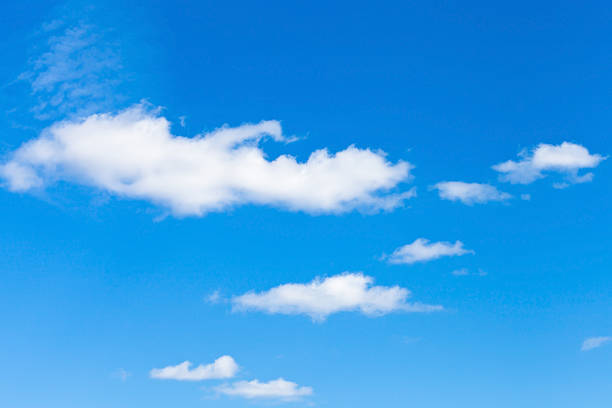 quelques petites des nuages blancs dans le ciel bleu - small group of objects photos et images de collection