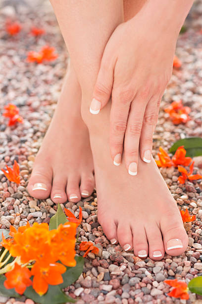manicure natural, pés pedicure de alívio de dor no tornozelo massagem natureza - manicure pedicure human foot french culture - fotografias e filmes do acervo