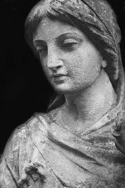 istock Statue Of Virgin Mary 492885574