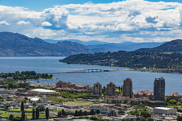 à kelowna, colombie-britannique-lac okanagan - kelowna okanagan scenics okanagan valley photos et images de collection