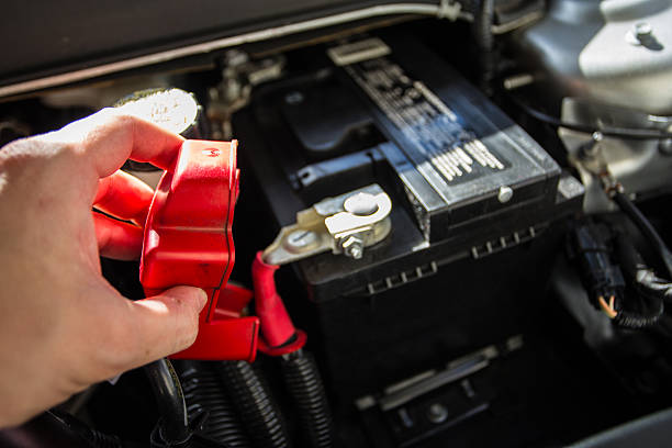 mechaniker, die autobatterie prüfen - battery status stock-fotos und bilder