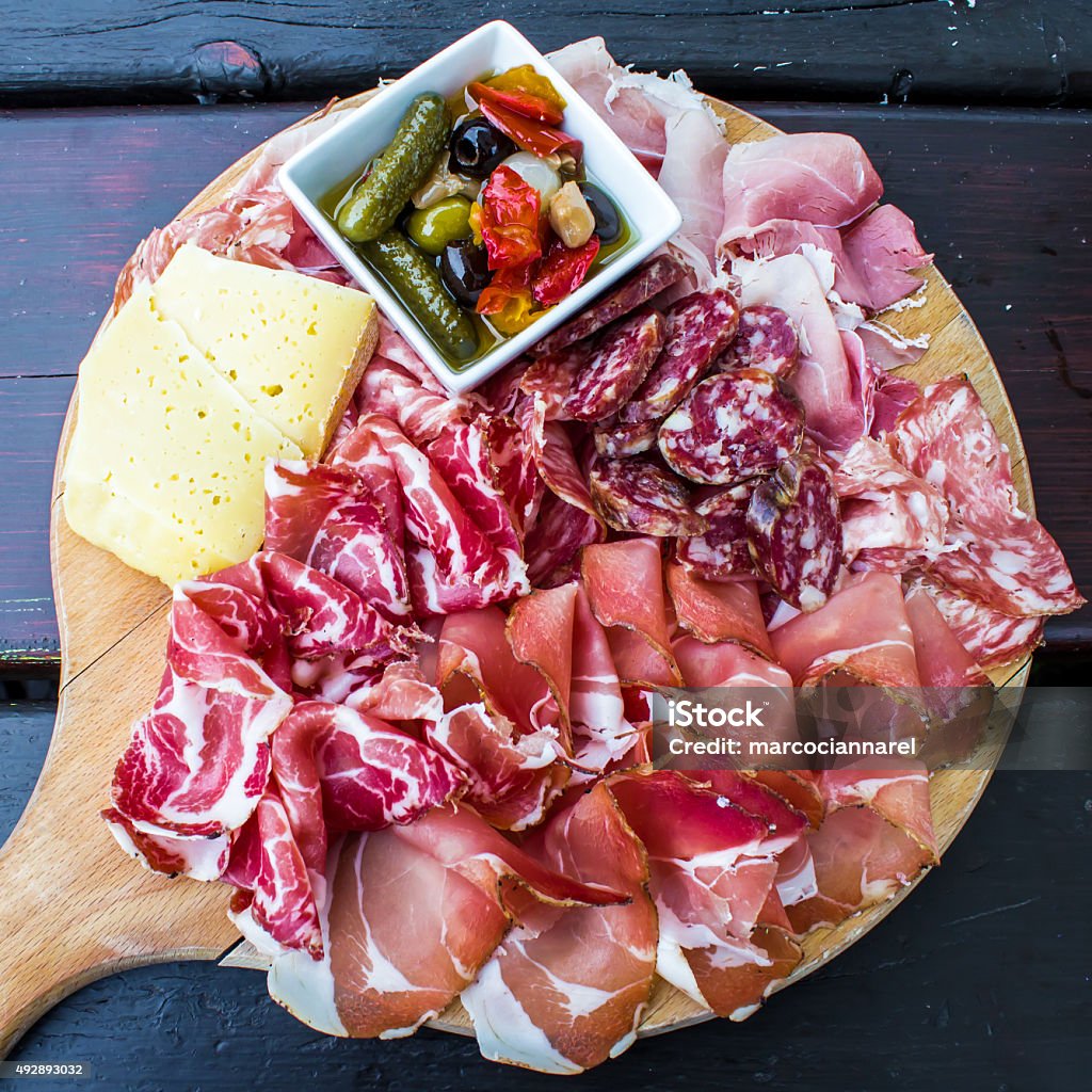 Plato de aperitivos típicos italianos - Foto de stock de Fiambre - Carne libre de derechos