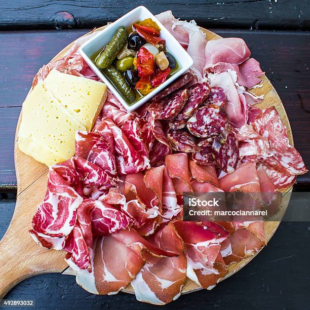 Plato De Aperitivos Típicos Italianos Foto de stock y más banco de imágenes de Fiambre - Carne - Fiambre - Carne, Tabla de cortar, Salchicha