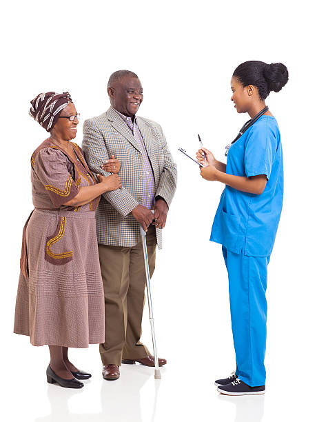 jovem enfermeira e médico africano casal de idosos paciente - full length clipboard african ethnicity black - fotografias e filmes do acervo