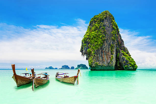 センビーティ石灰石のロック - thailand beach longtail boat cliff ストックフォトと画像