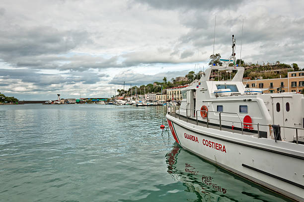 береговая охрана лодке и гавань в остров искья, италия. - ischia island campania nautical vessel harbor стоковые фото и изображения