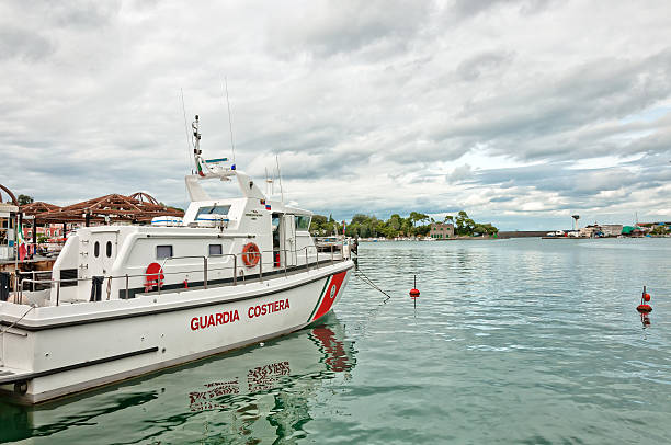 береговая охрана лодке и гавань в остров искья, италия. - ischia island campania nautical vessel harbor стоковые фото и изображения