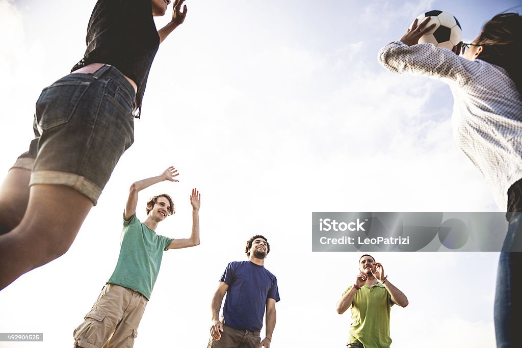 Grupo de amigos a jogar vólei na praia - Royalty-free Adolescente Foto de stock