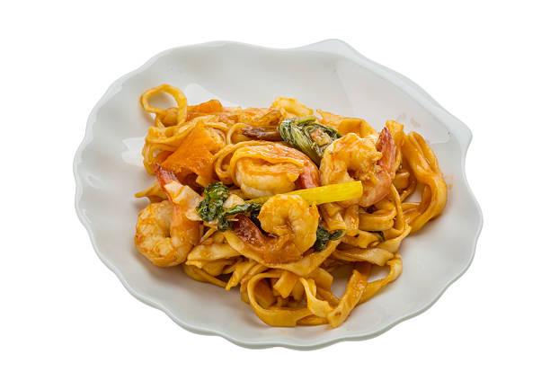 istock Fried noodles with shrimps 492905025