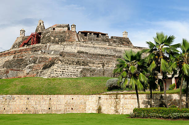 colombia-vista del casco antiguo de cartagena - castillo de san felipe de barajas fotografías e imágenes de stock