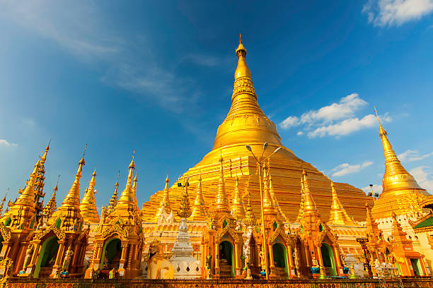 tung 塔 - shwedagon pagoda yangon sunset pagoda ストックフォトと画像