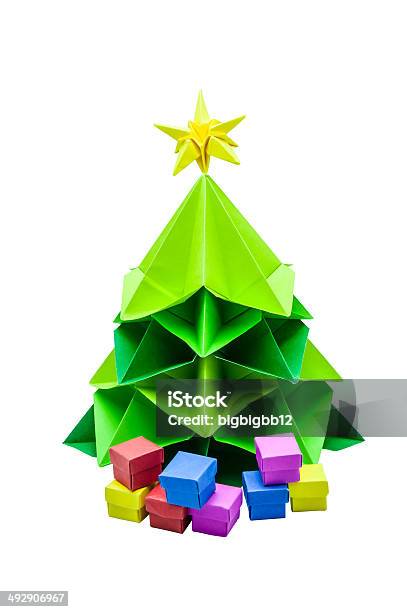 Árbol De Navidad Y Regalo De Cajas Origami Foto de stock y más banco de imágenes de Abeto - Abeto, Celebración - Ocasión especial, Decoración - Artículos domésticos