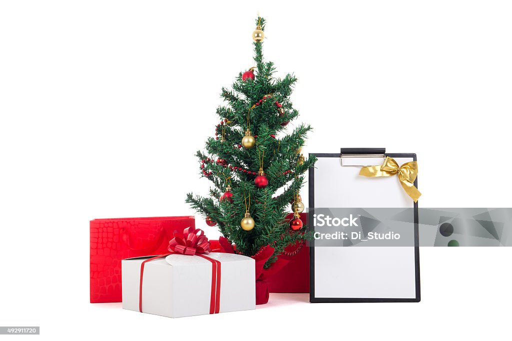 Foto de Decorado A Árvore De Natal Caixas De Presente E Lista De Desejos e  mais fotos de stock de Fundo Branco - iStock