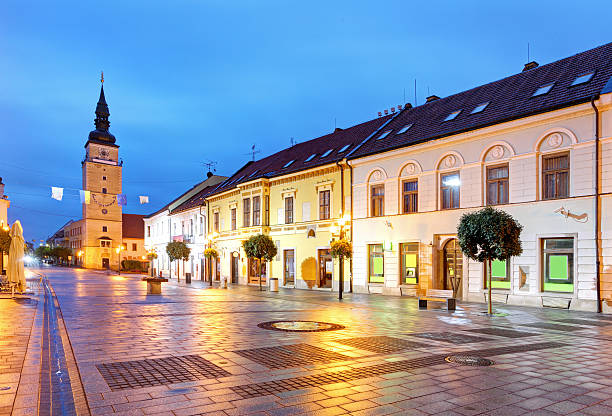 trnava, eslováquia rua com torre - trnava imagens e fotografias de stock