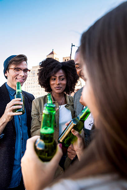 grupo de amigos em um telhado de nova york manhattan - after work beautiful people beer beer bottle imagens e fotografias de stock