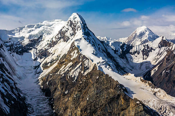 аэрофотоснимок центральной азии горный ландшафт - kazakhstan glacier snow mountain view стоковые фото и изображения