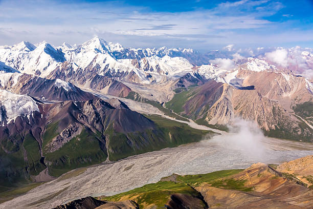 аэрофотоснимок центральной азии горный ландшафт - kazakhstan glacier snow mountain view стоковые фото и изображения