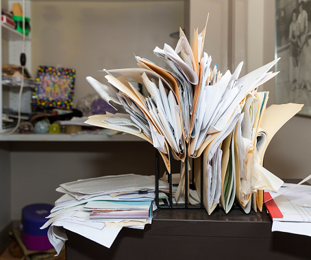 Desordenado, caótica, archivo rack cluttered sobre un escritorio en la habitación photo