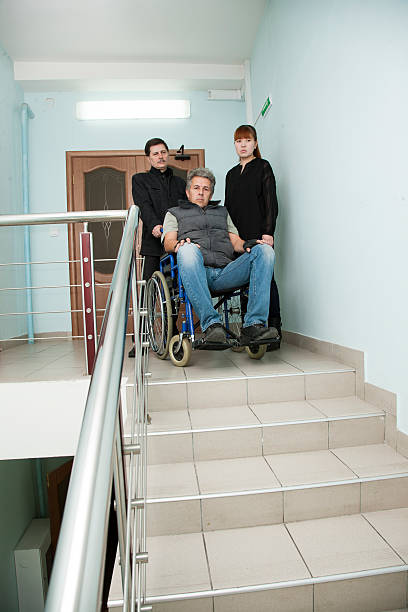 homme en fauteuil roulant - patient male nurse nurse hospital photos et images de collection