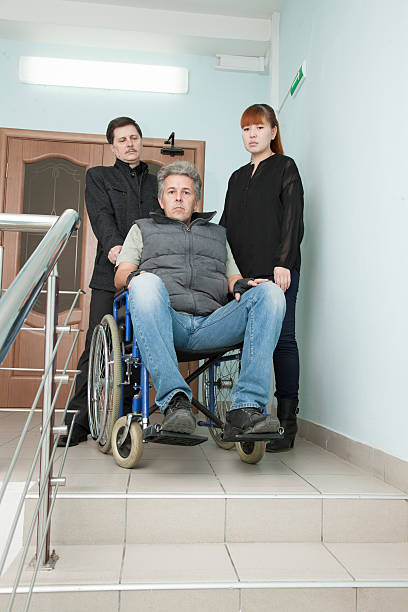 homme en fauteuil roulant - patient male nurse nurse hospital photos et images de collection