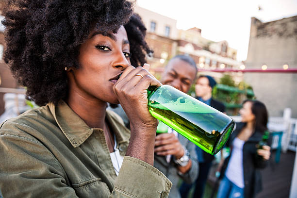 grupo de amigos em um telhado de nova york manhattan - after work beautiful people beer beer bottle imagens e fotografias de stock