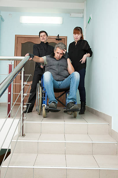 homme en fauteuil roulant - patient male nurse nurse hospital photos et images de collection