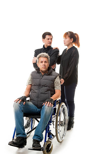 homme en fauteuil roulant - patient male nurse nurse hospital photos et images de collection