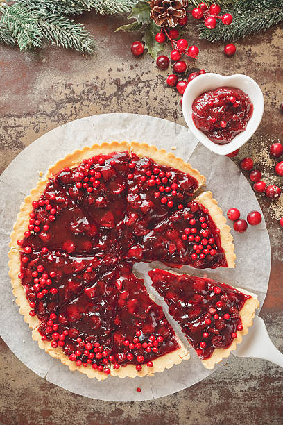 cranberry-tarte mit gebrannter butter-kruste - cookie heart shape shortbread christmas stock-fotos und bilder