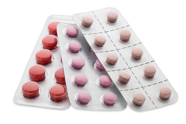 conjunto colorido em uma cartela de comprimidos ou ampolas em branco - blister pack pill medicine healthcare and medicine - fotografias e filmes do acervo