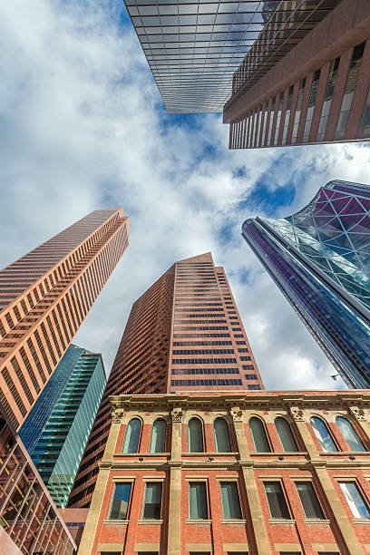 vidro skyscrapers cena de rua em calgary - financial district calgary business built structure imagens e fotografias de stock