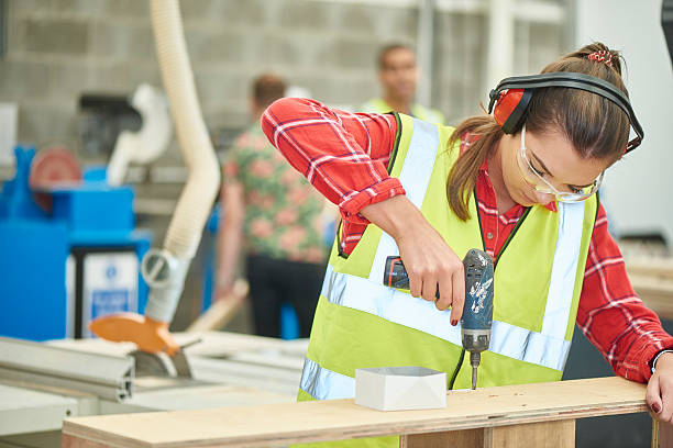 female 카펜터 스크루형 아주머니 함께 - drill power tool work tool carpenter 뉴스 사진 이미지