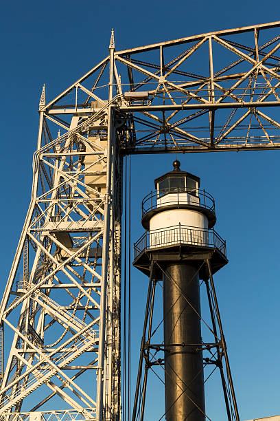 farol de duluth & ponte - vertical lift bridge imagens e fotografias de stock