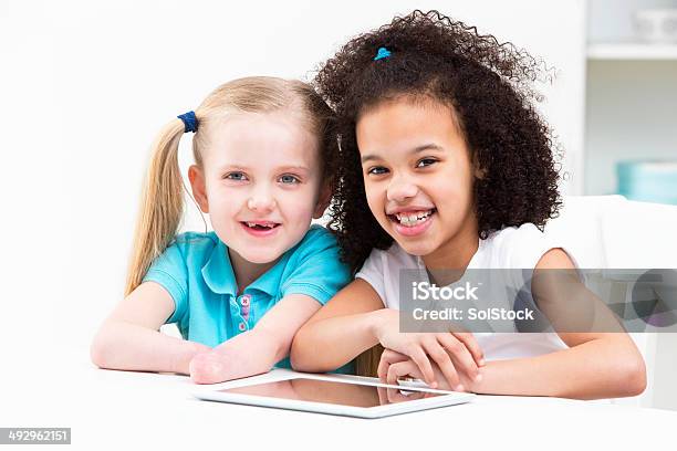 Discapacitados Niño Con Sus Amigos Usando Tableta Digital En Su Casa Foto de stock y más banco de imágenes de 6-7 años