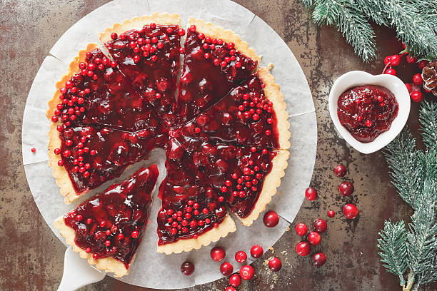 cranberry-tarte mit gebrannter butter-kruste - christmas desserts stock-fotos und bilder